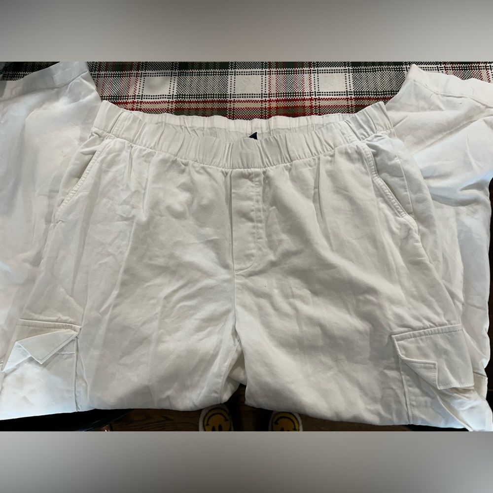 Women’s white cargo style gap pant, size XL